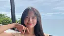 Kim Sae Jong berfoto dengan latar belakang laut lepas, mantan personil Gugudan ini tampil cantik dengan outfitnya kala itu yang berwarna kuning. (Instagram/clean_0828)