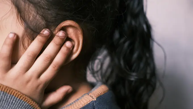 Cara Membersihkan Telinga Anak agar Tidak Iritasi dan Nyeri