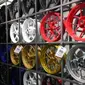 Pelek motor V-Rossi siap bersaing dengan produk luar. (Septian/Liputan6.com)