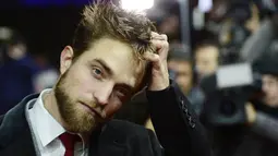 Wajah ganteng Robert Pattinson tampak tertutup oleh jenggot yang tebal saat menghadiri pemutaran film "Life" di Berlin, Jerman, 9 Februari 2015. (AFP PHOTO/John MACDOUGALL)