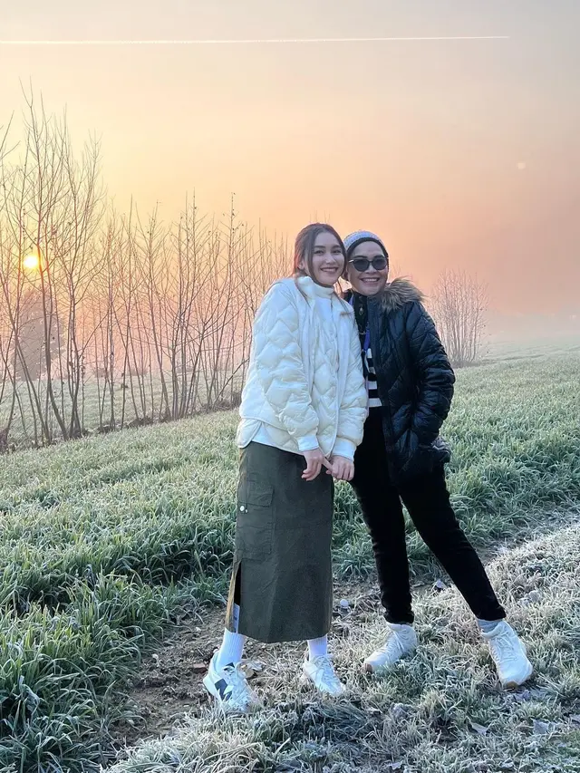 6 Potret Ibunda Ayu Ting Ting saat Liburan di Eropa, Penampilan Tanpa Hijab Jadi Sorotan
