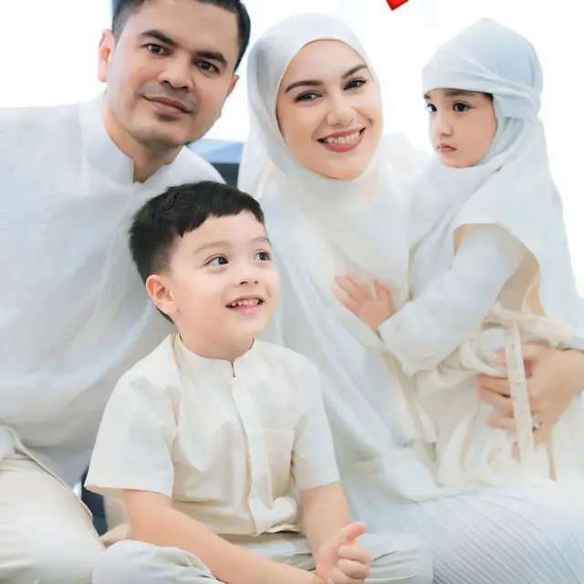 6 Potret Kedekatan Haldy Sabri dan Anak Irish Bella di Momen Tasyakuran Rumah Baru
