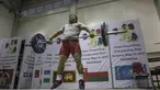 Lifter Indonesia, Eko Yuli, melakukan angkatan saat latihan di Gymnasium Sabilulungan, Jumat (21/7/2017). Tim angkat besi Indonesia melakukan persiapan jelang SEA Games 2017 Malaysia. (Bola.com/Vitalis Yogi Trisna)