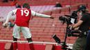 Penyerang Arsenal, Nicolas Pepe, melakukan selebrasi usai mencetak gol ke gawang West Bromwich Albion pada laga Liga Inggris di Stadion Emirates, Senin (10/5/2021). Arsenal menang dengan skor 3-1. (AP/Frank Augstein, Pool)