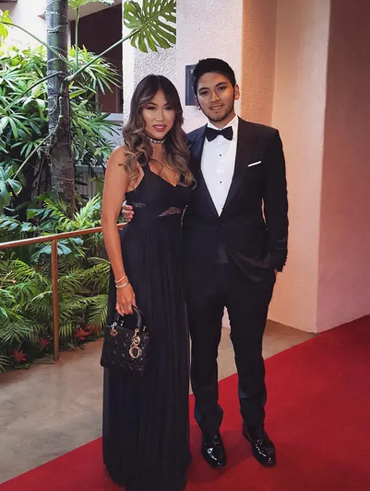 Cucu mantan Presiden Soeharto, Bambang Aditya Trihatmanto yang biasa disapa Adi melamar kekasihnya Kezia Toemion. Putra Bambang Trihatmojo dan Halimah Agustina Kamil itu melamar anak mantan Kepala BKPN, Theo F Toemion. (Instagram/keziatoemion)