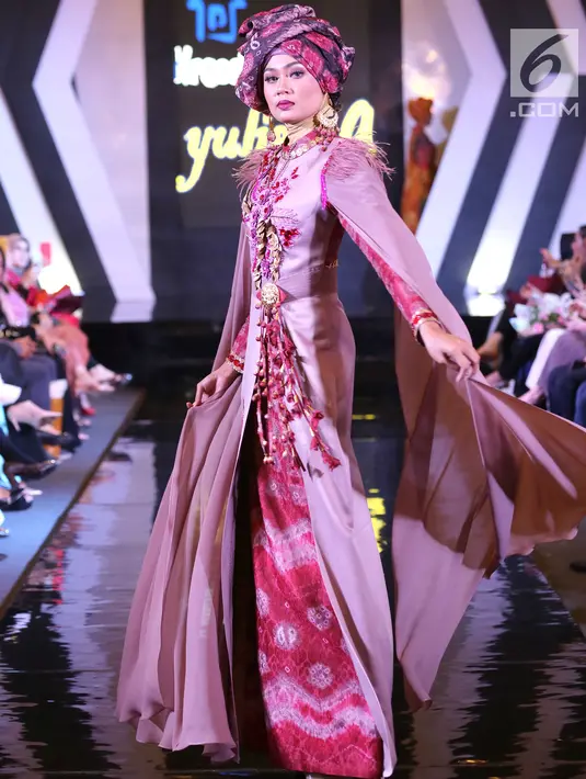 Model membawakan busana pada acara Palembang Fashion Week (PFW) 2019 di Palembang Icon, Sumsel, Minggu (10/3). Pagelaran PFW yang menampilkan 10 karya desainer lokal berdampak terhadap pertumbuhan industri fashion di Palembang. (Liputan6.com/Fery Pradolo)
