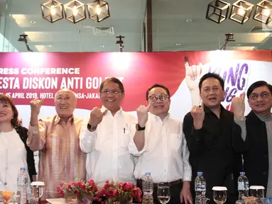 Para pengusaha bersama Menteri Komunikasi dan Informatika Rudiantara (tengah) dan Kepala Bekraf, Triawan Munaf (kedua kanan) menunjukkan jari kelingking seusai memberikan keterangan program Klingking Fun bertajuk Pesta Diskon Anti Golput di Jakarta, Senin (15/4). (Liputan6.com/Angga Yuniar)