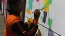 Petugas PPSU Kelurahan Kuningan Timur membuat lukisan mural bertema Asian Games 2018 di Jalan Perintis, Jakarta, Kamis (5/7). Mural tersebut untuk menyambut dan memeriahkan pelaksanaan Asian Games 2018. (Liputan6.com/Arya Manggala)