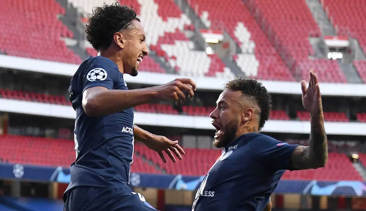 Bek Paris Saint-Germain (PSG), Marquinhos berselebrasi dengan Neymar usai mencetak gol ke gawang RB Leipzig pada semifinal Liga Champions di Estadio da Luz, Lisbon, Selasa (18/8/2020). PSG melaju ke final Liga Champions setelah mengalahkan Leipzig tiga gol tanpa balas. (AP Photo/Manu Fernandez)