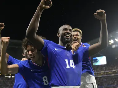 Penyerang Prancis Jean-Philippe Mateta (14) berselebrasi dengan rekannya setelah mencetak gol kedua timnya ke gawang Mesir pada babak extra time saat semifinal sepak bola Olimpiade 2024 di Groupama Stadium, Lyon, Selasa (6/8/2024) dini hari WIB. (AP Photo/Silvia Izquierdo)