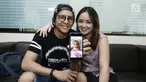Pasangan Joanna Alexandra dan Raditya menunjukkan foto anak ke 4 nya, Jakarta, Selasa (30/5). Joanna melahirkan anak ke empat yang diberi nama Ziona Eden Alexandra Panggabean. (Liputan6.com/Herman Zakharia)