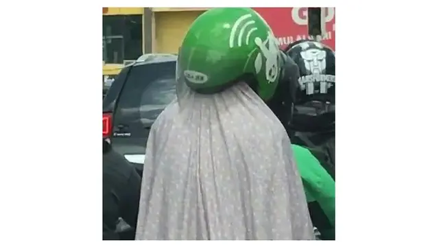 Emak pakai helm (Sumber: Instagram/dramaojol_id)