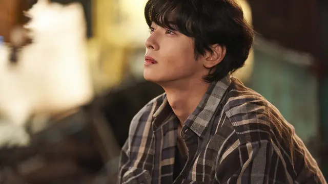 Cha Eun Woo dalam serial Wonderful World. [Foto: Disney+ Hotstar]