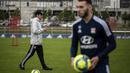Pelatih Olympique Lyon, Rudi Garcia, saat memimpin latihan di Decines-Charpieu Groupama, Prancis, Rabu (10/6/2020). Olympique Lyon melakukan persiapan Jelang leg kedua babak 16 besar Liga Champions melawan Juventus. (AFP/Jeff Pachoud)