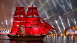 Atraksi dari perahu berlayar merah menghibur penonton saat White Nights Festival di St.Petersburg, Rusia (24/6). Tradisi ini dimulai di akhir Perang Dunia Kedua untuk memperingati berakhirnya tahun ajaran sekolah. (AP/Dmitri Lovetsky)