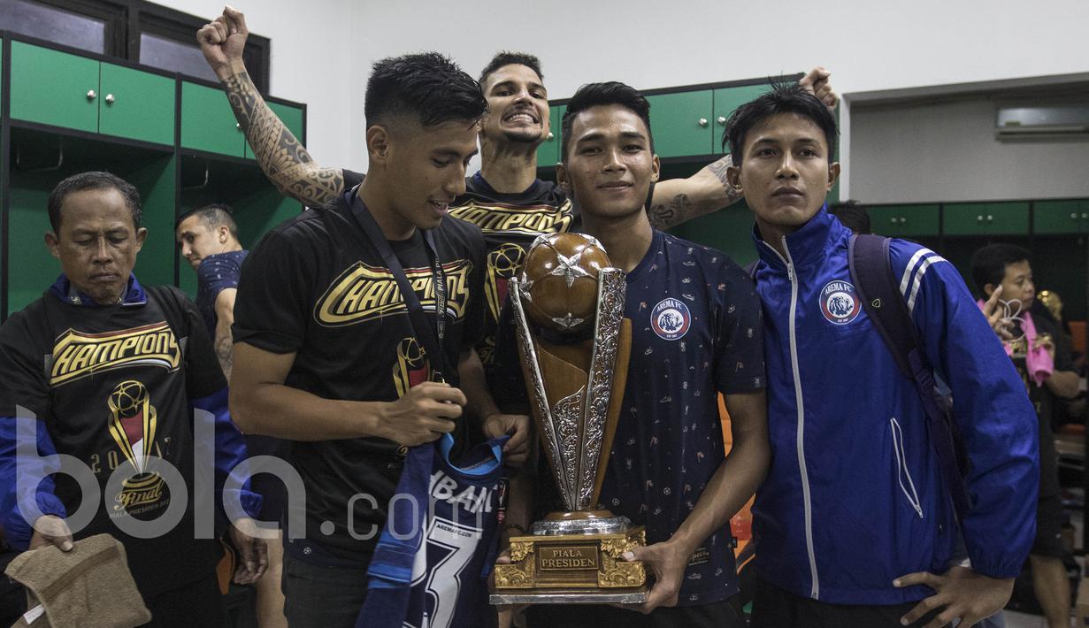 Para pemain Arema FC merayakan keberhasilan meraih Piala Presiden 2017 di ruang ganti Stadion Pakansari, Jawa Barat, Minggu (12/3/2017). Arema FC menang 5-1 atas Borneo FC pada laga final. (Bola.com/Vitalis Yogi Trisna)