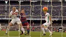Proses terjadinya gol Barcelona yang dicetak Lionel Messi ke gawang Granada pada laga La Liga Spanyol. Pria Argentina itu sukses mencetak hat-trick. (AFP/Lluis Gene)