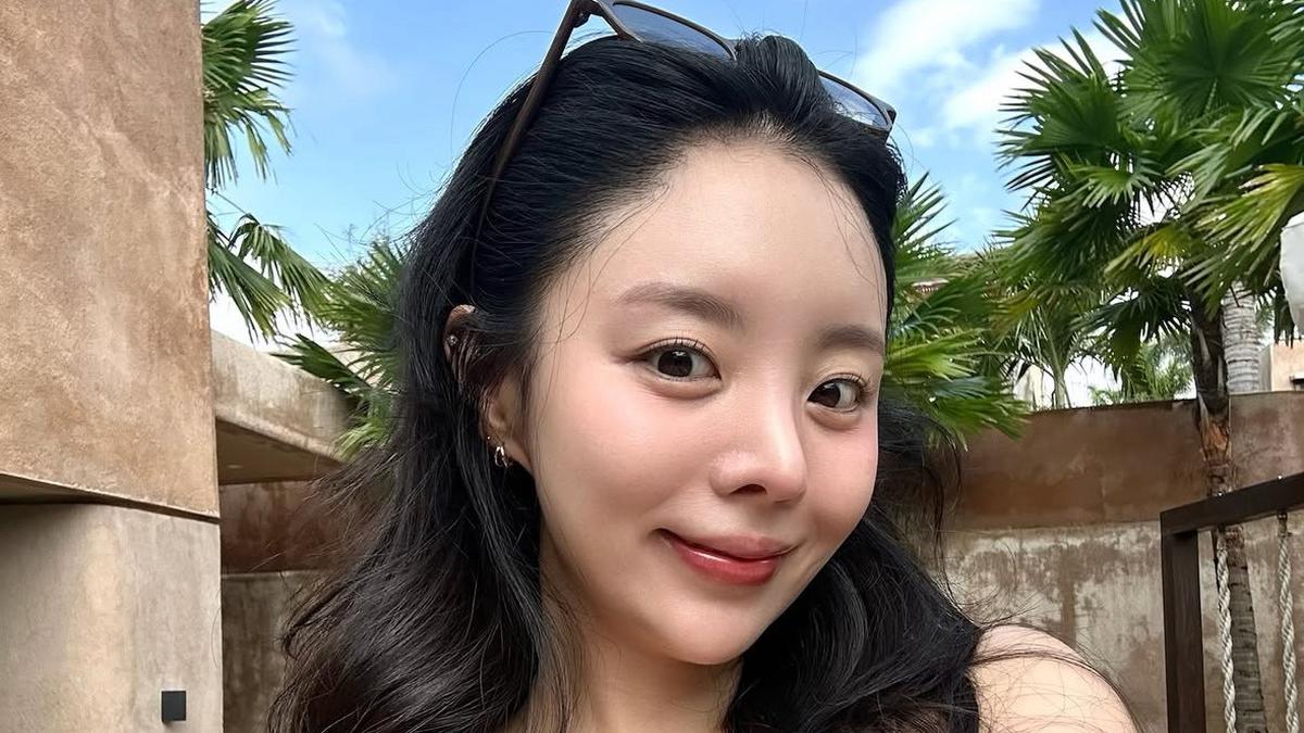 10 OOTD Gaya Tropis Jung Jiwoo Influencer sekaligus Kakak J-Hope BTS saat Liburan Kena Angin Bali