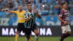 Pemain Gremio, Luis Suarez merayakan gol ke gawang Caxias yang dicetak melalui tendangan penalti pada leg kedua final Gaucho Championship di Arena do Gremio Stadium, Porto Alegre, Brasil, 8 April 2023. Gol Suarez mengubah agregat menjadi 2-1 untuk kemenangan Gremio. (AFP/Silvio Avila)