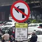 Suasana lalu lintas saat pemberlakuan ganjil genap di kawasan Fatmawati, Jakarta, Senin (25/10/2021). Sistem ganjil genap di DKI Jakarta berlaku pada hari Senin hingga Jumat pada pukul 06.00-10.00 WIB dan 16.00-20.00 WIB. (Liputan6.com/Herman Zakharia)