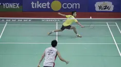 Tunggal putra Indonesia, Anthony Sinisuka Ginting, saat melawan wakil Jepang, Kento Momota, pada Indonesia Open di Istora Senayan, Kamis, (5/7/2018). Anthony Ginting takluk 14-21, 15-21. (Bola.com/M Iqbal Ichsan)