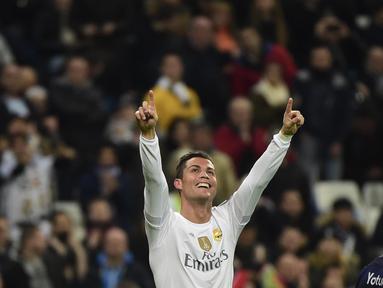 Pemain Real Madrid, Cristiano Ronaldo merayakan golnya ke gawang Malmo FF pada lanjutan Liga Champions Grup A di Stadion Satiago Bernabeu, Rabu (9/12/2015) dini hari WIB. (AFP Photo/ Pierre-Philippe Marcou)