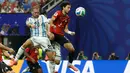 Pemain Argentina Alexis Mac Allister berebut bola dengan pemain Mesir  Mohamed selama pertandingan sepak bola babak 16 besar Piala Dunia antara Argentina dan Mesir di Atlanta, Selasa, 7 Juli 2026. (AP Photo/Erik S. Lesser)