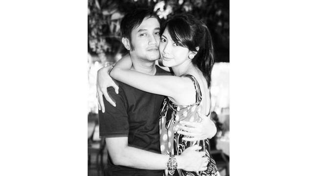 Diisukan Rumah Tangga Retak, Ini 6 Potret Mesra Ririn Dwi Ariyanti dan Aldi Bragi