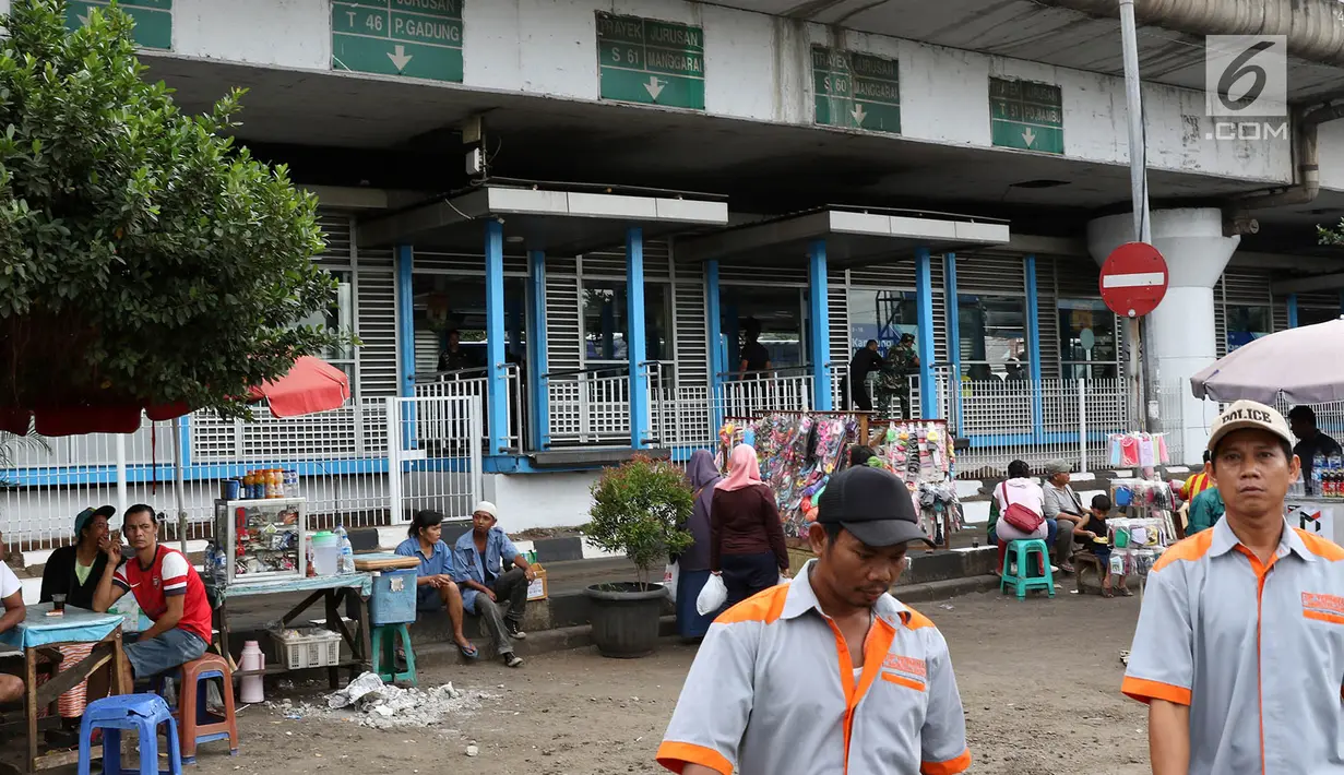 Warga beraktivitas di Terminal Kampung Melayu, Jakarta Timur, Kamis (1/6). Sepekan pascabom bunuh diri aktivitas di Terminal Kampung Melayu berangsur normal, meskipun belum seramai biasanya. (Liputan6.com/Immanuel Antonius)