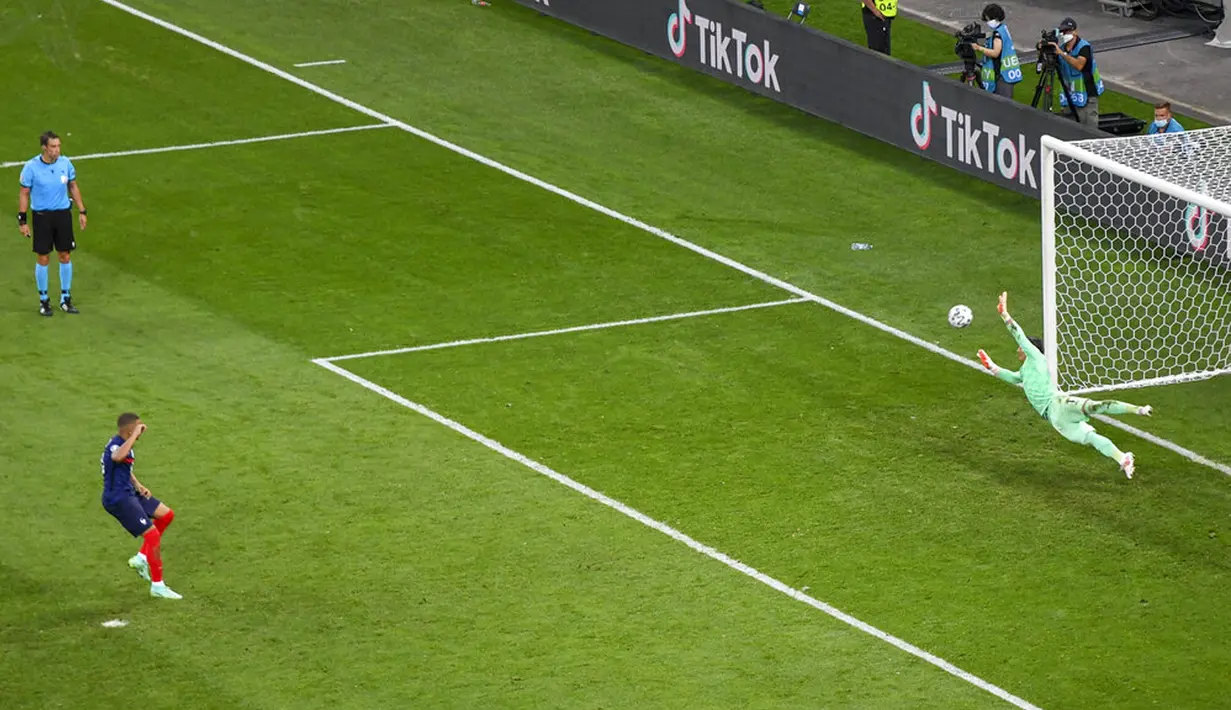 Kiper Swiss Yann Sommer (kanan) menyelamatkan penalti dari pemain Prancis Kylian Mbappe pada pertandingan babak 16 besar Euro 2020 di Stadion National Arena, Bucharest, Rumania, Selasa (29/6/2021). Swiss menyingkirkan Prancis usai menang 5-4 (3-3). (Daniel Mihailescu/Pool Photo via AP)
