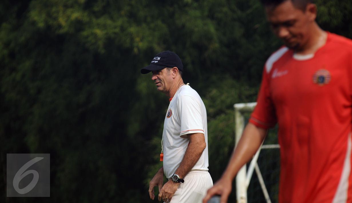 Pelatih Persija, Paulo Camargo (kiri) saat memberikan materi latihan di NYTC Sawangan, Depok (24/2/2016). Latihan ini persiapan Persija mengarungi turnamen Piala Bhayangkara dan Indonesia Super Competition (ISC) 2016. (Liputan6.com/Helmi Fithriansyah)