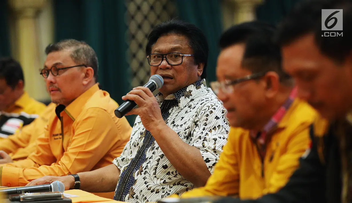 Ketua Umum Partai Hanura Oesman Sapta Odang saat memimpin rapat koordinasi Ketua DPD Partai Hanura di Jakarta, Rabu (6/6). Rapat membahas komunikasi dan koordinasi DPD Partai Hanura se-Indonesia. (Liputan6.com/JohanTallo)