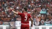 Striker Persija Jakarta, Marko Simic, merayakan gol yang dicetaknya ke gawang Sriwijaya FC pada laga Liga 1 di Stadion Wibawa Mukti, Jawa Barat, Sabtu (24/11). Persija menang 3-2 atas Sriwijaya. (Bola.com/Yoppy Renato)