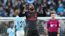 Penyerang Arsenal, Alexandre Lacazette melakukan selebrasi usai mencetak gol ke gawang Manchester City pada pertandingan lanjutan Liga Inggris di di Stadion Etihad, Inggris, (5/11). City menang atas Arsenal dengan skor 3-1. (Martin Rickett / PA via AP)
