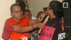 Tersangka Altafasalya Ardnika Basya (23) melakukan reka ulang adegan rekonstruksi kasus pembunuhan mahasiswa Fakultas Ilmu Budaya Universitas Indonesia (FIB UI) Muhammad Naufal Zidan (19) di tempat kejadian perkara (TKP) rumah kos korban, Jalan Palakali, Kukusan, Depok, Jawa Barat, Selasa (22/8/2023). (merdeka.com/Arie Basuki)