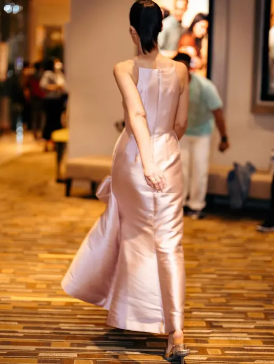 Spaghetti strap dress yang dikenakannya ini menampilkan siluet dress yang simple tapi elegan.