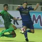 Gelandang Persib, Shohei Matsunaga (kanan) berebut bola dengan pemain PS TNI pada lanjutan Liga 1 di Stadion Pakansari, Kab Bogor, Sabtu (22/4). PS TNI bermain imbang Persib 2-2. (Liputan6.com/Helmi Fithriansyah)