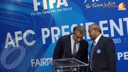 Sesekali Shaikh Salman bin Ibrahim Al Khalifa (Presiden AFC - kiri) terlihat berdiskusi dengan Ketua PSSI Johar Arifin Husin (Liputan6.com/HelmiFithriansyah)