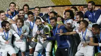 Para pemain Real Madrid merayakan keberhasilan meraih trofi juara Dunia Antarklub usai mengalahkan Kashima Antlers di International Stadium Yokohama, Jepang, (18/12/2016). (Reuters/Toru Hanai)