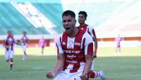 Penyerang asing Persis Solo, David Gonzalez, meluapkan emosinya setelah berhasil mencetak gol ke gawang RANS Nusantara FC pada laga yang berlangsung di Stadion Maguwoharjo, Sleman, Jumat (22/9/2023). (Bola.com/Radifa Arsa)