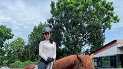 Penampilan Vinessa Inez selama berkuda pun tak lepas dari perhatian netizen. Pasalnya, wanita 26 tahun ini tampak terlihat tampil memesona dalam busana berkudanya. (Liputan6.com/IG/@vinessainez)