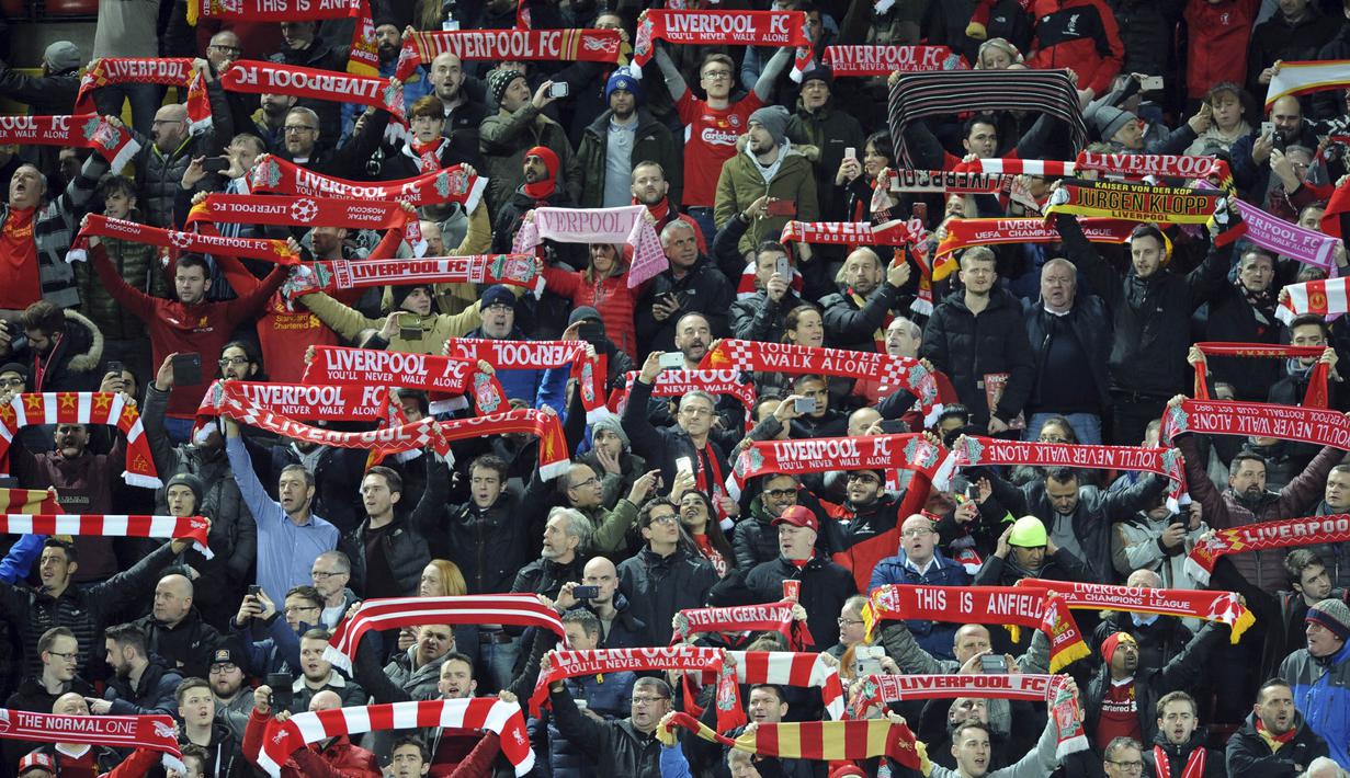 Suporter Liverpool memberikan dukungan saat klub kesayangannya melawan Spartak Moskow pada laga Liga Champions di Stadion Anfield, Liverpool, Rabu (6/12/2017). Liverpool menang 7-0 atas Spartak. (AP/Rui Vieira)