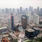 Suasana deretan gedung bertingkat dan rumah pemukiman warga terlihat dari gedung bertingkat di kawasan Jakarta, Jumat (29/9). Pemerintah meyakinkan target pertumbuhan ekonomi tahun 2018 sebesar 5,4 persen tetap realistis. (Liputan6.com/Faizal Fanani)
