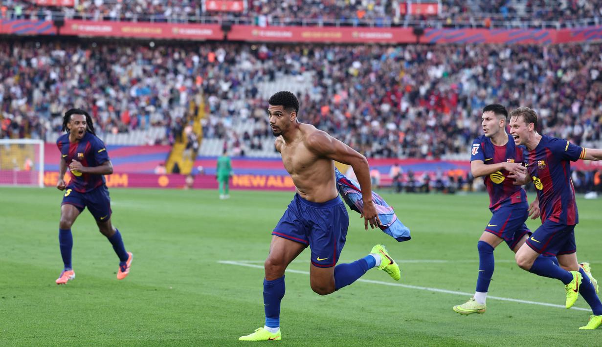 Pemain Barcelona, Ronald Araujo, melakukan selebrasi setelah mencetak gol ke gawang Girona pada laga pekan ke-9 La Liga 2025/2026 di Stadion Olimpic Lluis Companys, Sabtu (18/10) malam WIB. (AFP/Josep Lago)