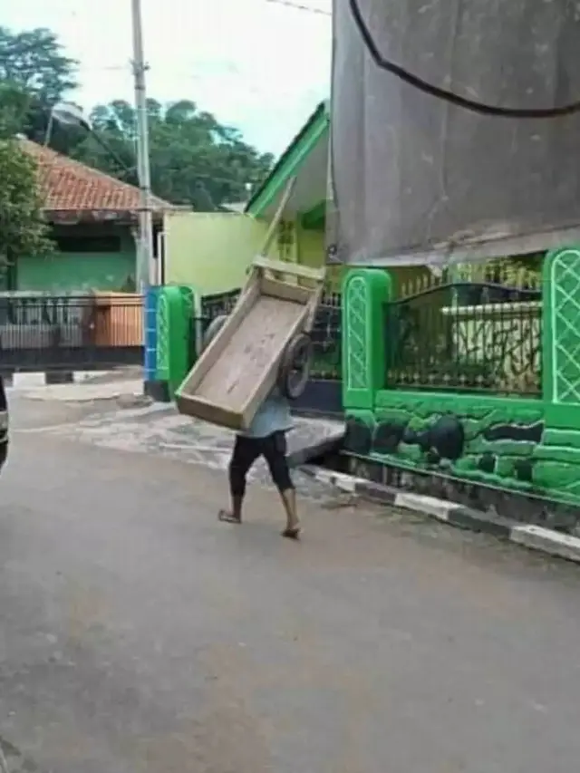 8 Potret Nyeleh Orang saat Bawa Barang Ini Malah Mempersulit Diri Sendiri