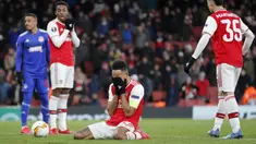 Penyerang Arsenal, Pierre-Emerick Aubameyang (tengah) menutup wajahnya usai pertandingan melawan Olympiakos pada leg kedua babak 32 besar Liga Europa di stadion Emirates, London, Kamis (27/2/2020).  Olympiakos menang 2-1 dan lolos dengan unggul agregat gol tandang 2-2. (AP Photo/Frank Augstein)