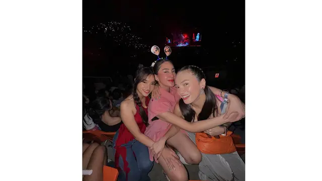 Gaya Stylish Fuji Nonton Konser Bruno Mars