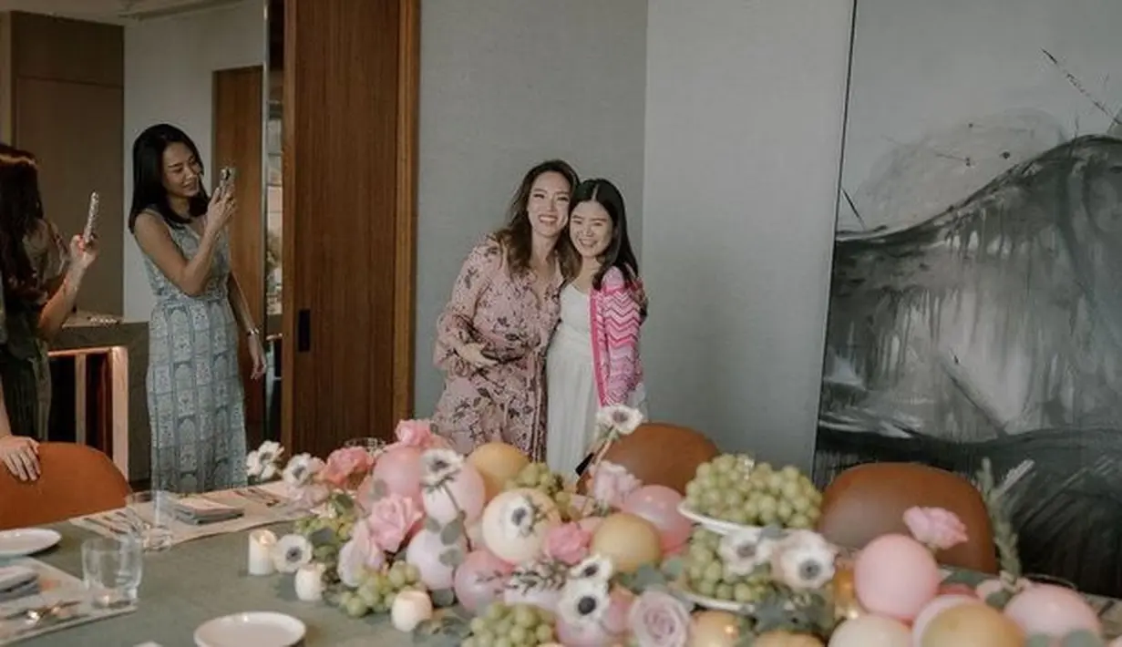 <p>Sambil menyebut nama si kecil, Valencia terlihat menuliskan surat kecil untuk buah hatinya. Ia mengaku jika sudah tidak sabar menanti kehadiran sang buah hati. [Foto: instagram.com/valenciatanoe]</p>