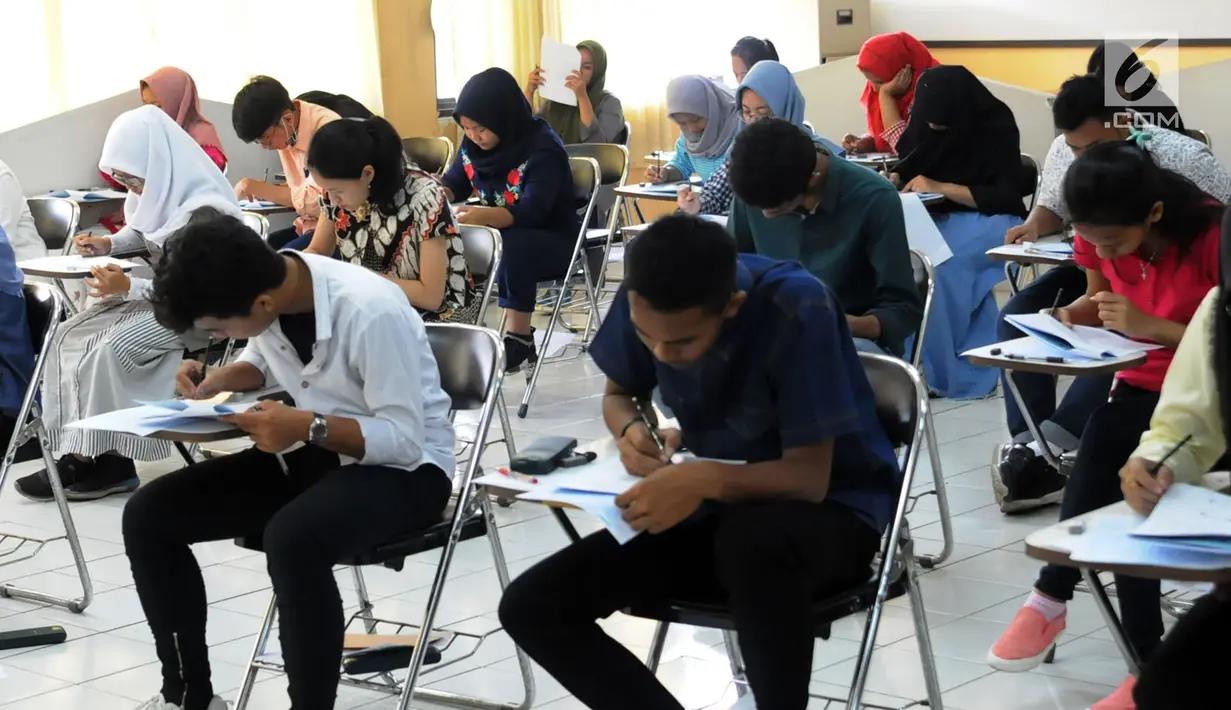 Peserta mengisi soal SBMPTN 2018 di Kampus Universitas Islam Negeri (UIN) Syarif Hidayatullah, Tangerang Selatan, Selasa (8/5). Dari jumlah peserta yang mengikuti ujian hari ini, 29.175 peserta ujian Saintek. (Merdeka.com/Arie Basuki)