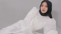 Selain berkarier sebagai penyanyi, Putri Delina juga dikenal sebagai seorang selebriti internet. Anak dari Sule ini memiliki banyak followers di akun Instagram serta TikToknya. Putri banyak memiliki penggemar karena gaya penampilannya yang stylish.(Liputan6.com/IG/@putridelinaa)